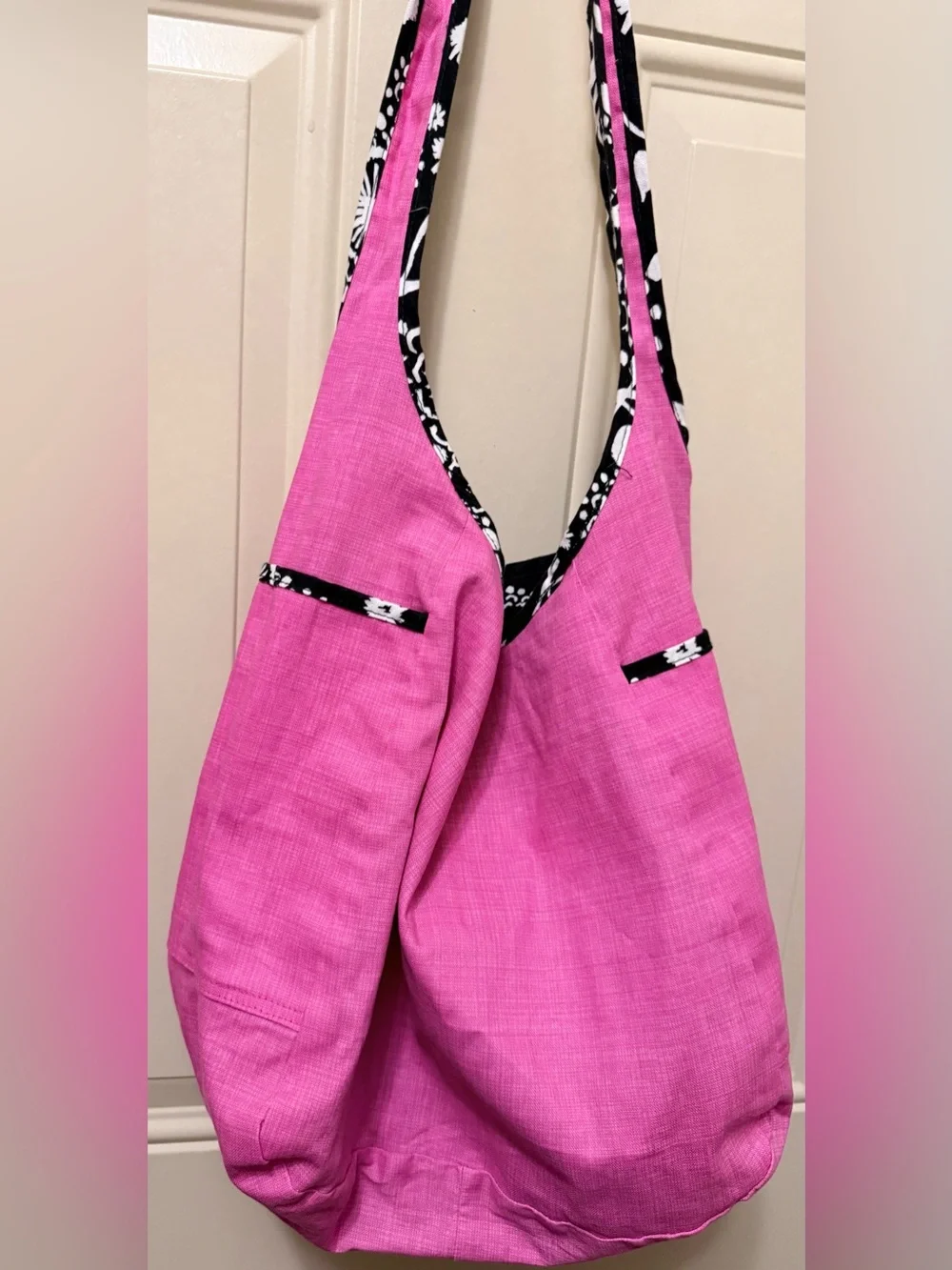 Thirty-One Reversible Hobo Bag in Black and White Floral Print Reversing to Pink
